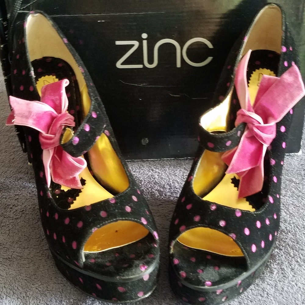Very adorable black/pink polka dot high heels! 👡